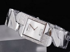 Replica Gucci Watch Classic Fashional Bracelet Design Diamond Marking with White Dial Lady Model