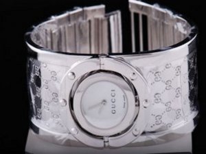Replica Gucci Watch Classic Fashional Design 2010 White Dial Lady Model